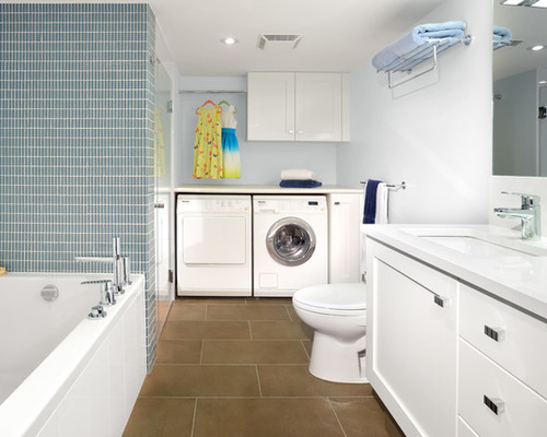 extensive clean bathroom